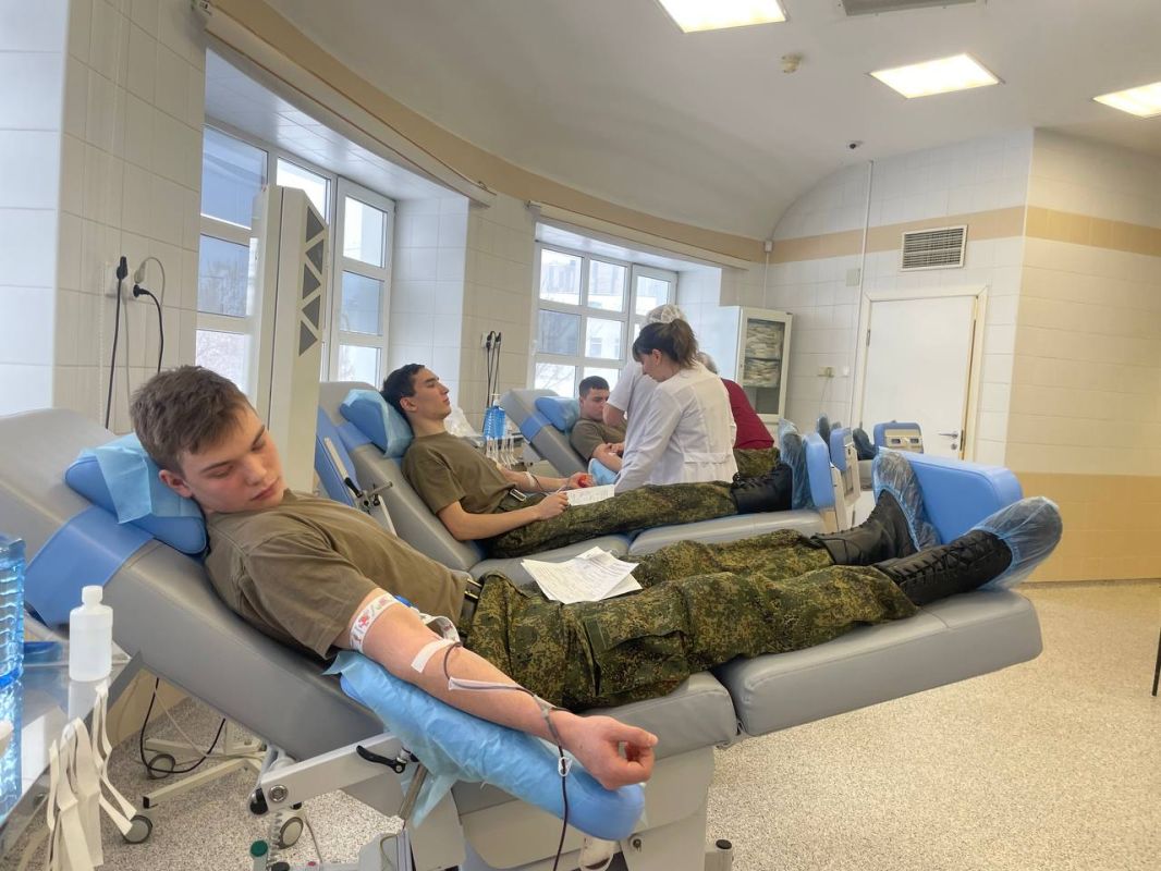 Студенты ВУЦ при МАДИ сдали кровь и сплели масксети для участников спецоперации