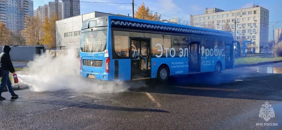 #БудниМЧС. Как действовать при возгорании автобуса? Как организовать эвакуацию пассажиров и спасти людей? Эти задачи отработали сотрудники 59 пожарно-спасательной части Управления по СВАО ГУ МЧС России по г. Москве на... #БудниМЧС. Как действовать при возгорании автобуса? Как организовать эвакуацию пассажиров и спасти людей? Эти задачи отработали сотрудники 59 пожарно-спасательной части Управления по СВАО ГУ МЧС России по г. Москве на...