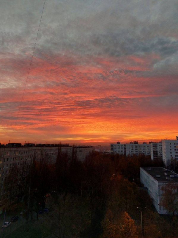 Октябрь, ты нас балуешь: в Москве снова какой-то невероятный закат Октябрь, ты нас балуешь: в Москве снова какой-то невероятный закат