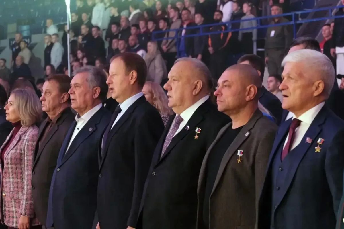 Герой России, член комиссии МГД по безопасности, законодательству и регламенту Аркадий Корольков (фракция партии «Единая Россия») наградил победителей этапа Кубка Вооруженных сил России по армейскому рукопашному бою на призы... Герой России, член комиссии МГД по безопасности, законодательству и регламенту Аркадий Корольков (фракция партии «Единая Россия») наградил победителей этапа Кубка Вооруженных сил России по армейскому рукопашному бою на призы...