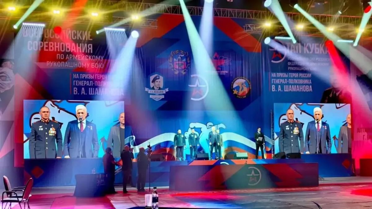 Герой России, член комиссии МГД по безопасности, законодательству и регламенту Аркадий Корольков (фракция партии «Единая Россия») наградил победителей этапа Кубка Вооруженных сил России по армейскому рукопашному бою на призы...