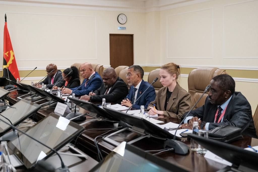 26 октября 2026 года в Москве состоялась встреча сопредседателей Межправительственной Российско-Ангольской комиссии по экономическому, научно-техническому сотрудничеству и торговле – Министра природных ресурсов и экологии... 26 октября 2026 года в Москве состоялась встреча сопредседателей Межправительственной Российско-Ангольской комиссии по экономическому, научно-техническому сотрудничеству и торговле – Министра природных ресурсов и экологии...