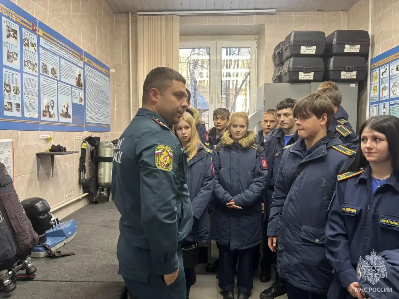 Будущие пожарные познакомились с работой столичного подразделения МЧС России
