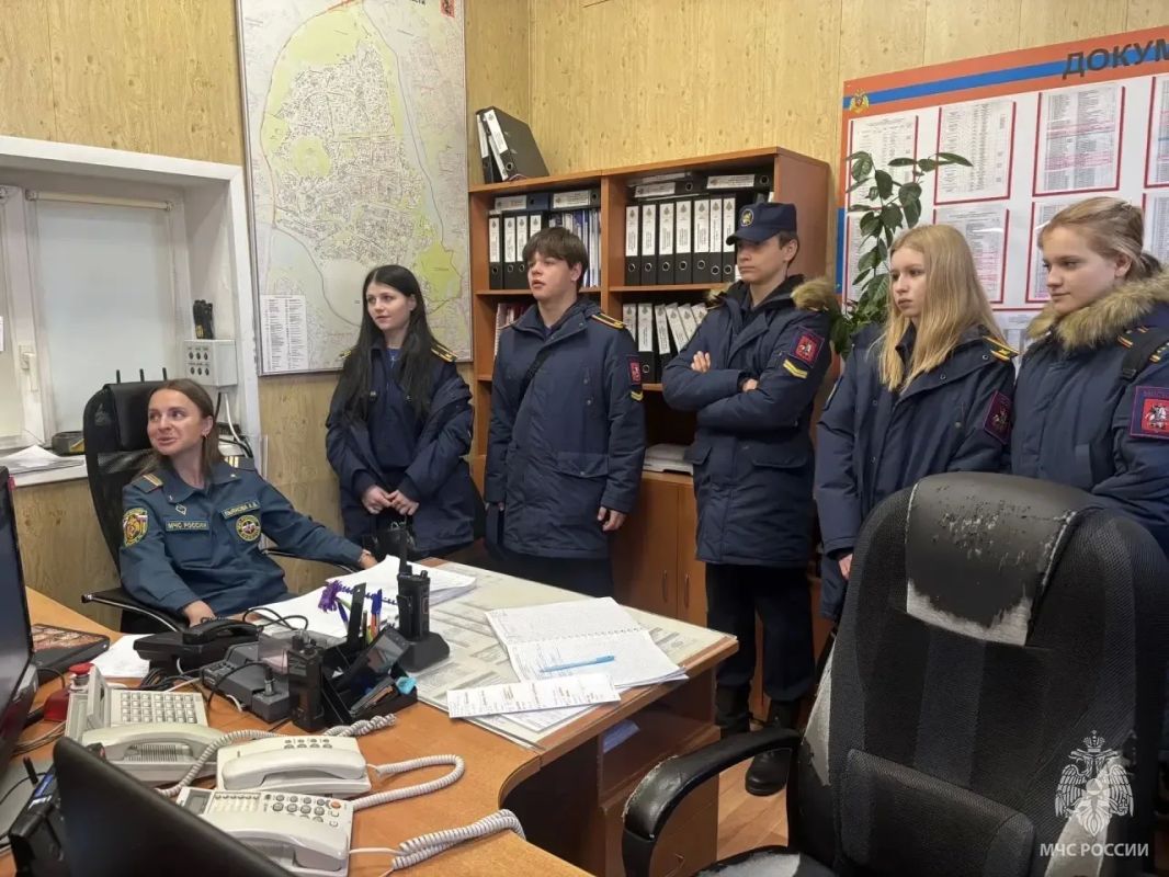 Будущие пожарные познакомились с работой столичного подразделения МЧС России Будущие пожарные познакомились с работой столичного подразделения МЧС России