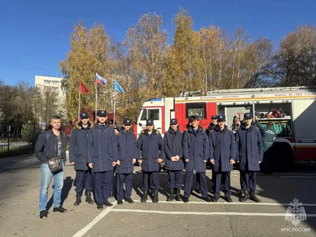 Будущие пожарные познакомились с работой столичного подразделения МЧС России Будущие пожарные познакомились с работой столичного подразделения МЧС России