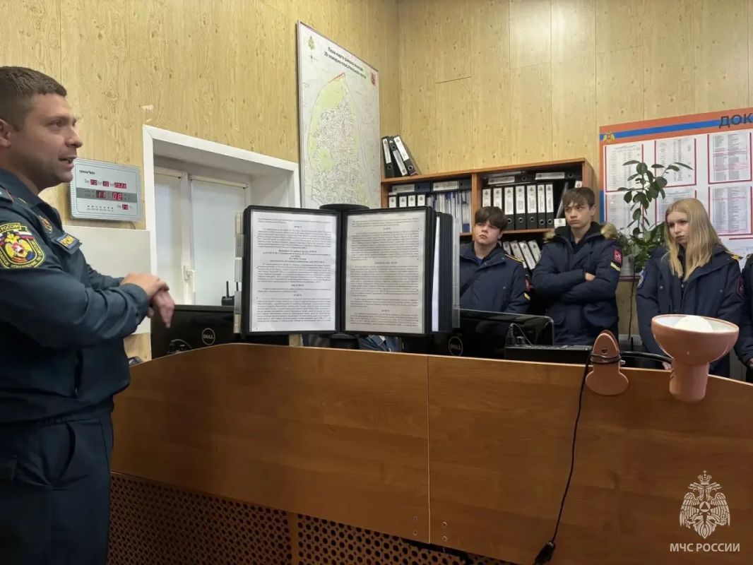 Будущие пожарные познакомились с работой столичного подразделения МЧС России Будущие пожарные познакомились с работой столичного подразделения МЧС России