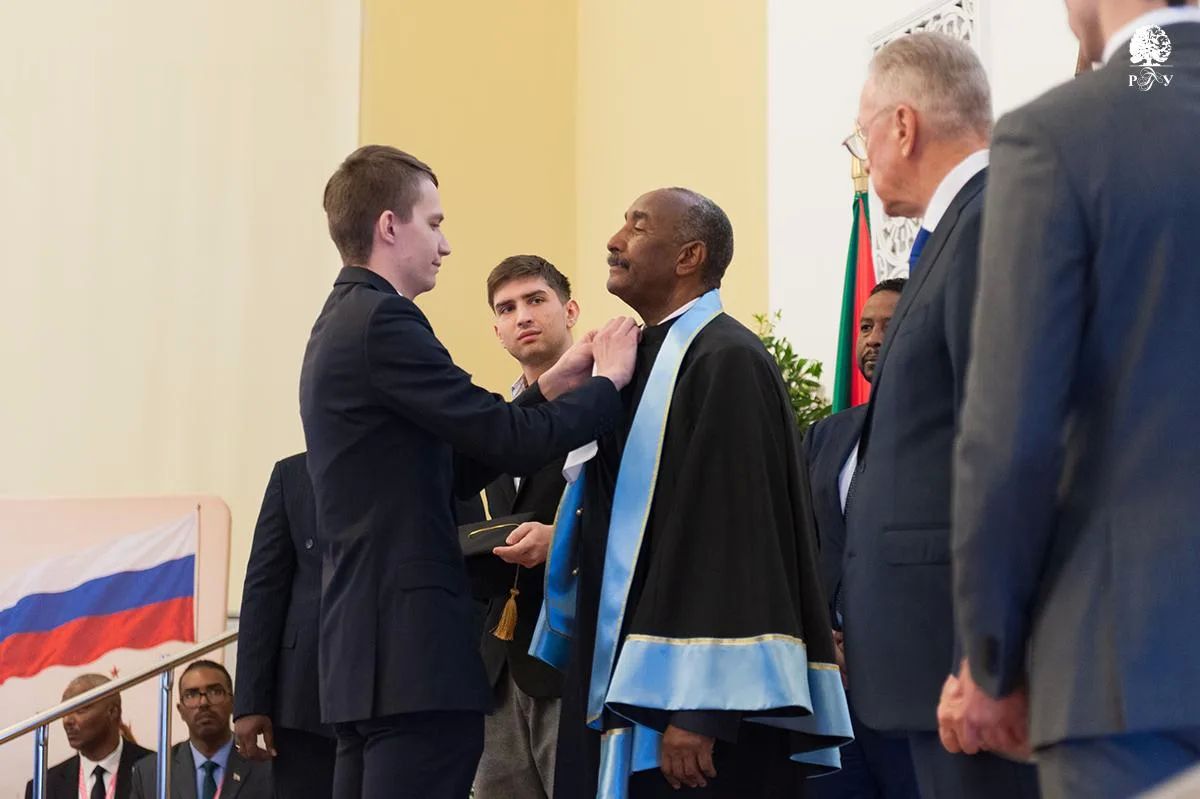 Председателю Переходного Суверенного совета Судана Абдель Фаттаху аль-Бурхану вручили диплом и регалии почетного доктора РГГУ Председателю Переходного Суверенного совета Судана Абдель Фаттаху аль-Бурхану вручили диплом и регалии почетного доктора РГГУ