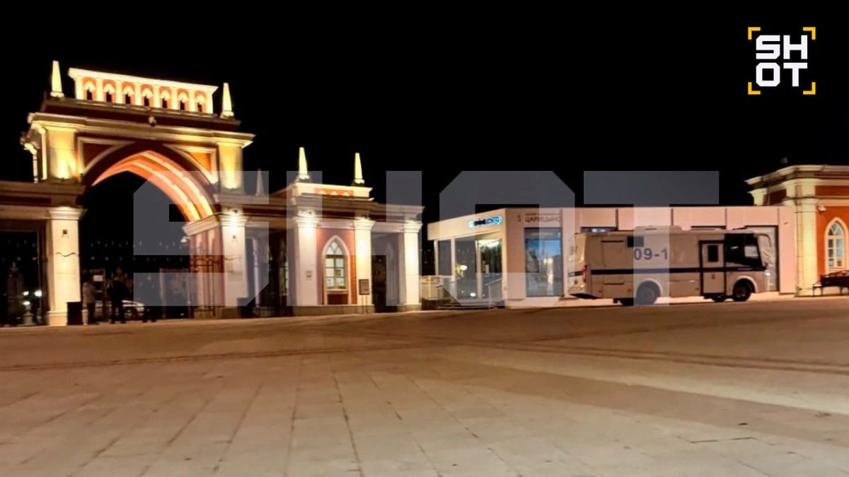 К музею-заповеднику «Царицыно» стянули серьёзные силы из-за угрозы теракта — всего приехало около 80 человек и несколько десятков единиц техники К музею-заповеднику «Царицыно» стянули серьёзные силы из-за угрозы теракта — всего приехало около 80 человек и несколько десятков единиц техники